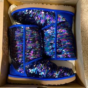 Ugg classic short sequin boot. Navy color.